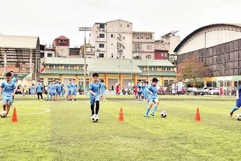 Lớp học bóng đá trong dịp hè tại Trung tâm thể dục thể thao quận Hoàn Kiếm. (Ảnh ĐĂNG ANH)