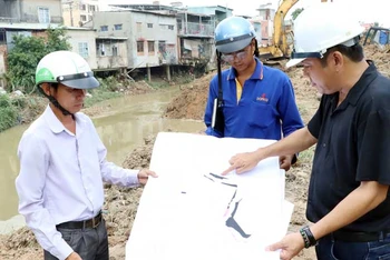 Giám sát thi công một số dự án vốn đầu tư công ở thành phố Biên Hòa, tỉnh Đồng Nai. (Ảnh THIÊN VƯƠNG)