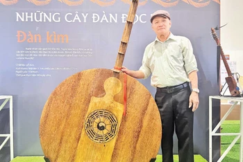 Nghệ nhân Võ Văn Bá bên cây đàn kìm đạt kỷ lục Guinness Việt Nam năm 2014.