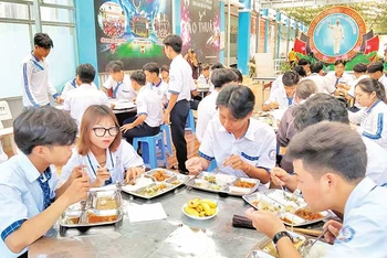 Học sinh Trường THPT Thới Lai ăn cơm trưa do thầy, cô giáo nấu.