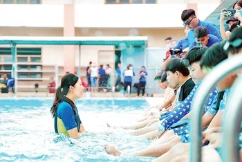 Vận động viên Nguyễn Thị Ánh Viên dạy bơi cho trẻ em ở huyện Bình Chánh, Thành phố Hồ Chí Minh.