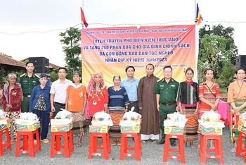Đại diện Đoàn Kinh tế-Quốc phòng 778 (Quân khu 7) trao quà tặng phật tử chùa Huệ Năng, thôn Bù Bưng, xã Đắk Ơ, huyện Bù Gia Mập, tỉnh Bình Phước.