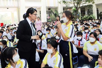 Học sinh Trường THCS Nguyễn Thị Hương (huyện Nhà Bè, TP Hồ Chí Minh) đặt câu hỏi với luật sư tại phiên tòa giả định chuyên đề “Nói không với bạo hành trẻ em”. (Ảnh TUYẾT NHUNG)