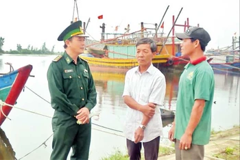 Bộ đội Biên phòng tỉnh Quảng Trị tuyên truyền về chống khai thác hải sản IUU cho ngư dân. (Ảnh HM)
