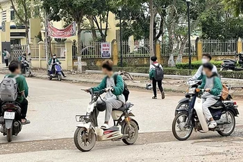 Nhiều học sinh không đội mũ bảo hiểm khi tham gia giao thông tại thành phố Vĩnh Yên, tỉnh Vĩnh Phúc. (Ảnh TRƯỜNG KHANH)