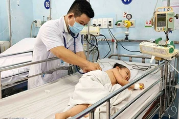 Chăm sóc, điều trị cho trẻ mắc bệnh tay chân miệng tại Bệnh viện Nhi đồng 1 (Thành phố Hồ Chí Minh).
