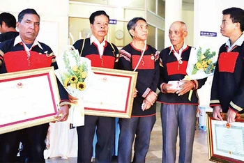 Các nghệ nhân dân gian người dân tộc thiểu số tỉnh Đắk Lắk được trao tặng danh hiệu Nghệ sĩ Ưu tú.