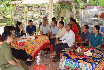 Các đồng chí Thường trực Đảng ủy xã Tân Thuận Tây trao đổi với các đảng viên Chi bộ ấp Tân Hậu và hội viên Tâm Quê Hội quán về chủ trương phát triển nông nghiệp đô thị.