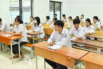 Thí sinh trước giờ làm bài thi môn Ngữ văn tại điểm thi Trường THPT Lê Hồng Phong, thành phố Hà Giang, tỉnh Hà Giang. (Ảnh MỸ HÀ)