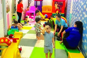 Nhóm trông trẻ tự phát tại địa bàn quận Tân Bình, Thành phố Hồ Chí Minh. (Ảnh GIA TUỆ)