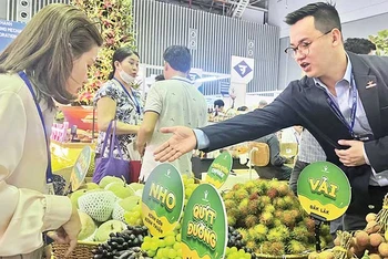 Các doanh nghiệp Việt Nam tham gia hội chợ để mở rộng giao thương.