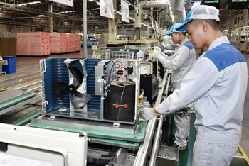 Công nhân Công ty cổ phần Daikin Việt Nam, Khu công nghiệp Thăng Long II (Hưng Yên) lắp ráp máy điều hòa. (Ảnh ĐỨC ANH)