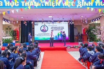 Trường trung học cơ sở Bế Văn Đàn (quận Đống Đa, Hà Nội) tổ chức chương trình tọa đàm trang bị kỹ năng cần thiết cho học sinh.