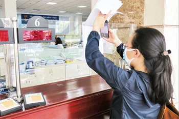 Người nộp thuế làm thủ tục khai thuế tại Cục Thuế Thành phố Hồ Chí Minh.
