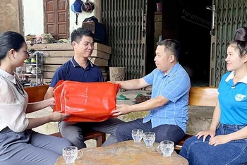 Công đoàn cơ sở xã Chiềng Bằng, huyện Quỳnh Nhai (Sơn La) thăm hỏi đoàn viên.