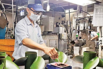 Công nhân Nhà máy 1 và 2, Công ty TNHH JuKi Việt Nam, Khu chế xuất Tân Thuận, Thành phố Hồ Chí Minh hoàn thiện sản phẩm đáp ứng đơn đặt hàng của đối tác.