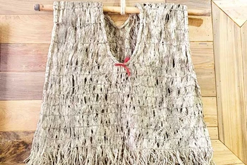 Chiếc áo làm bằng vỏ cây của đồng bào Tây Nguyên trưng bày tại bảo tàng.