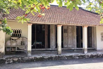 Một ngôi nhà cổ trong làng Lộc Yên.