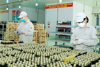 Công nhân Nhà máy Z129-Tổng cục Công nghiệp quốc phòng, thực hiện tổng lắp sản phẩm quốc phòng.