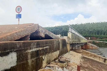 Hồ chứa nước Đắk N'Ting (xã Quảng Sơn, huyện Đăk Glong, tỉnh Đắk Nông) bị khối trượt xô đẩy làm thân đập bị nứt, có nguy cơ vỡ.