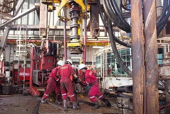 Người lao động PV Drillings trên giàn khoan.