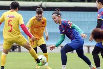 Đội tuyển bóng đá nữ Việt Nam tập luyện chuẩn bị cho ASIAD 19.