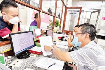 Người dân phường Bình Hưng Hòa, quận Bình Tân làm thủ tục hành chính tại Ủy ban nhân dân phường.