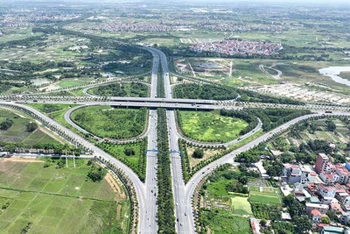 Đại lộ Võ Nguyên Giáp kết nối Cảng hàng không quốc tế Nội Bài với trung tâm Thủ đô, đi qua hai huyện Đông Anh và Sóc Sơn (Hà Nội). (Ảnh NGỌC THÀNH)