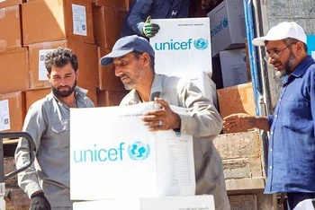 Hàng cứu trợ được chuyển tới vùng thiên tai tại Afghanistan. (Ảnh UNICEF)