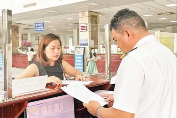 Cán bộ Cục Thuế Thành phố Hồ Chí Minh hỗ trợ người dân, doanh nghiệp kê khai thuế.