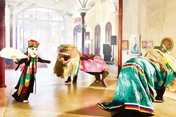 Biểu diễn nghệ thuật truyền thống tại Trung tâm Văn hóa nghệ thuật số 22 phố Hàng Buồm (quận Hoàn Kiếm).