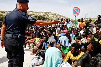 Italia lo ngại người di cư gia tăng gây mất ổn định an ninh. (Ảnh REUTERS)