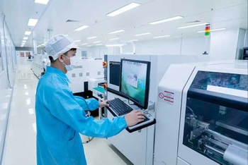 Dây chuyền sản xuất công nghệ cao của Công ty TNHH một thành viên Công nghệ cao Điện Quang, Khu Công nghệ cao TP Hồ Chí Minh. (Ảnh MAI HƯƠNG)