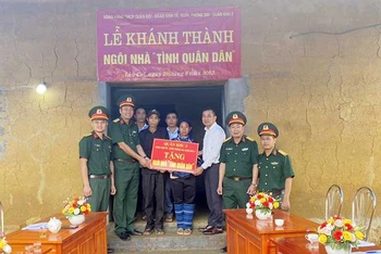 Đại diện Đoàn Kinh tế-Quốc phòng 345 (Quân khu 2) trao nhà mới tặng gia đình ông Phà Thó Xá ở thôn Choản Thèn, xã Y Tý, huyện Bát Xát, tỉnh Lào Cai.