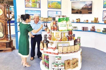 Nhiều sản phẩm tiêu biểu khu vực miền trung-Tây Nguyên tham gia tại các hội chợ, triển lãm hàng công nghiệp, nông nghiệp và thương mại.