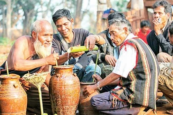 Phong tục mời rượu ghè, không thể thiếu trong các dịp lễ, hội hoặc khách đến nhà của đồng bào Bahnar.