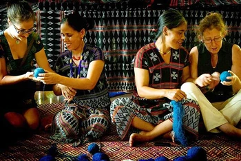 Các nghệ nhân giới thiệu, hướng dẫn khách du lịch làm nghề dệt zèng của đồng bào Tà Ôi, huyện A Lưới, tỉnh Thừa Thiên Huế.