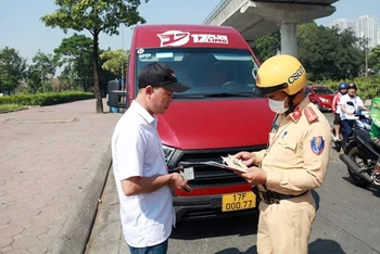 Đội Cảnh sát giao thông số 6 (Phòng Cảnh sát giao thông, Công an TP Hà Nội) kiểm tra, xử lý phương tiện vi phạm.