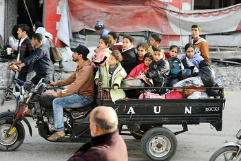 Người dân sơ tán tránh giao tranh tại thành phố Khan Younis, phía nam Gaza.