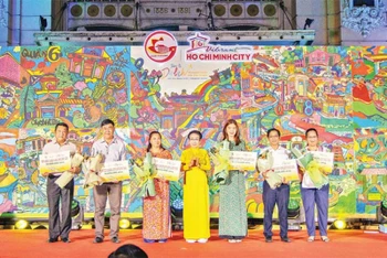 Trao giải cho các đơn vị trong sự kiện Tuần lễ Du lịch Thành phố Hồ Chí Minh lần 3.