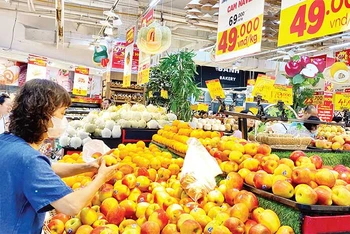 Người tiêu dùng mua sắm hàng hóa tại siêu thị Big C Thăng Long.