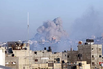 Khói bốc lên sau cuộc không kích của Israel xuống Dải Gaza.