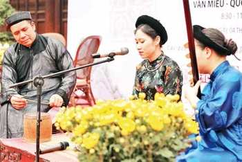 Đào nương Kim Ngọc (ngồi giữa) trình diễn ca trù tại Văn Miếu-Quốc Tử Giám.