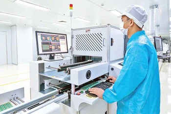 Hoạt động sản xuất của Công ty TNHH một thành viên Công nghệ cao Điện Quang, Khu Công nghệ cao Thành phố Hồ Chí Minh.