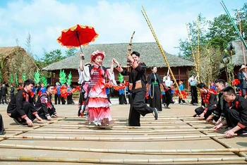 Các hoạt động văn hóa, văn nghệ tại lễ hội ở Sa Pa (Lào Cai). (Ảnh: THÀNH TÂM)