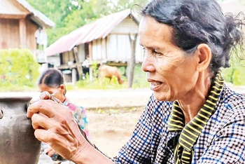 Nghề làm đồ gốm thủ công của đồng bào M’nông ở xã Yang Tao, huyện Lắk được bảo tồn gắn với phát triển du lịch.