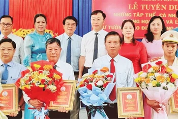 Lãnh đạo Thành ủy Bạc Liêu trao bằng tuyên dương các tập thể, cá nhân tiêu biểu của thành phố trong học tập, làm theo tư tưởng, đạo đức, phong cách Hồ Chí Minh.