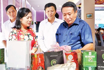 Phó Chủ tịch Thường trực Ủy ban nhân dân tỉnh Quảng Trị Hà Sỹ Đồng thăm gian hàng trưng bày sản phẩm OCOP.