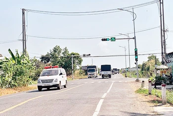 Đèn tín hiệu giao thông tại ngã tư đường tỉnh 922 giao với đường tỉnh 923. 