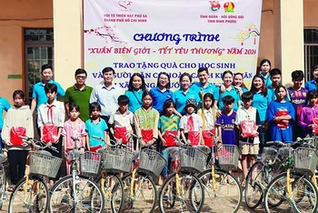 Tỉnh đoàn, Hội đồng Đội tỉnh Bình Phước phối hợp Hội từ thiện Hạt Phù Sa Thành phố Hồ Chí Minh tặng xe đạp và quà cho các học sinh có hoàn cảnh khó khăn vượt khó học giỏi tại huyện Bù Đốp. (Ảnh NGỌC PHƯỢNG)